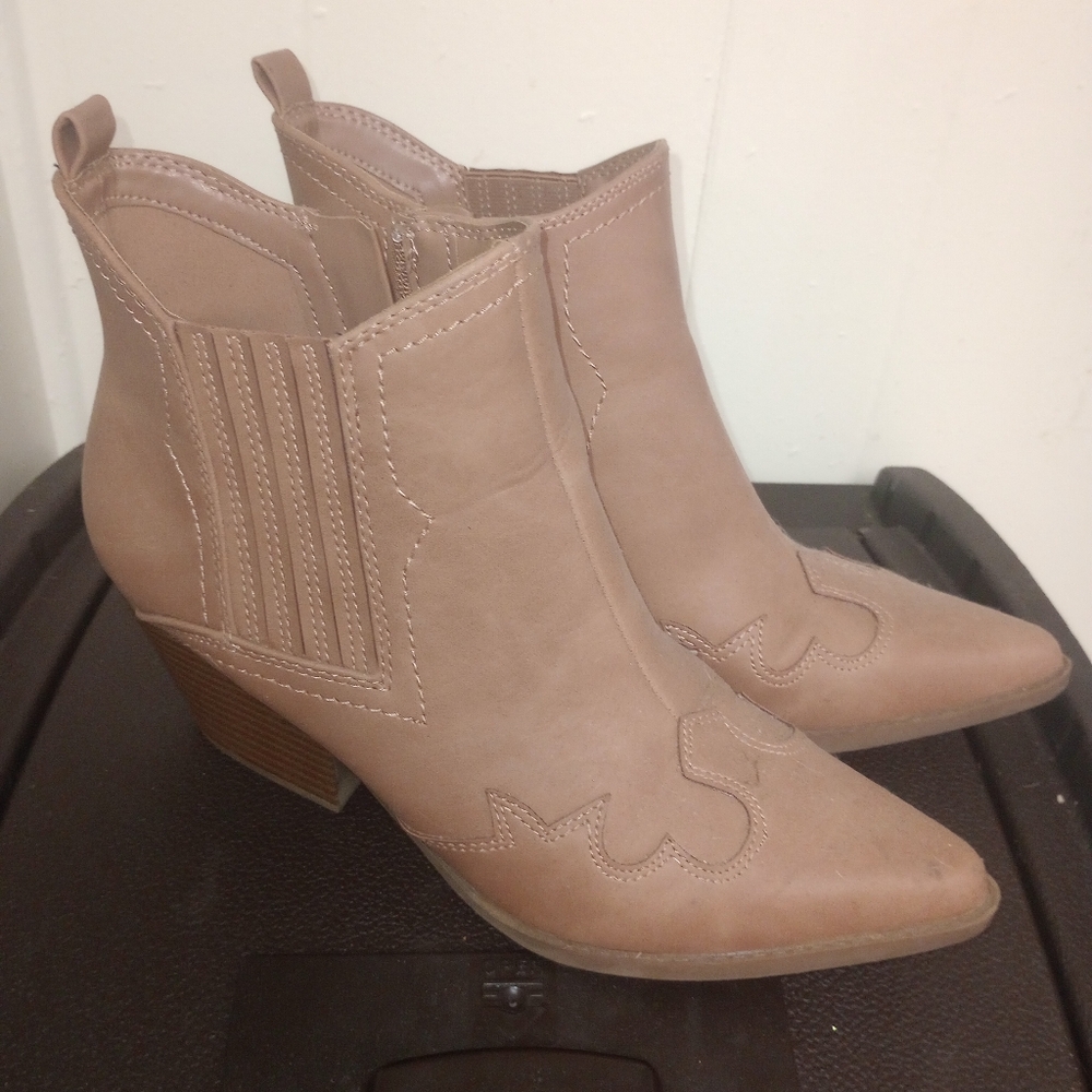 Low ankle cowboy boots